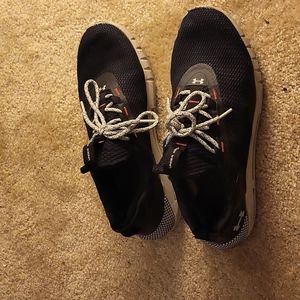 Mens UNDER ARMOR HOVR sneakers used but good condition.